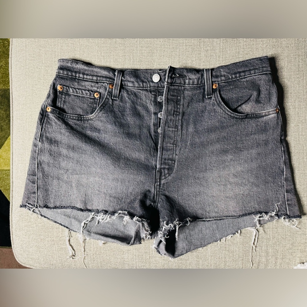 Levi’s high rise button fly Jean shorts